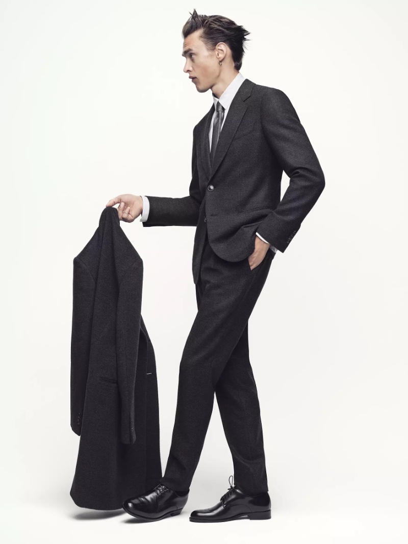 Simon Kuzmickas models sleek tailoring from the fall-winter 2023 Giorgio Armani Made to Measure collection.