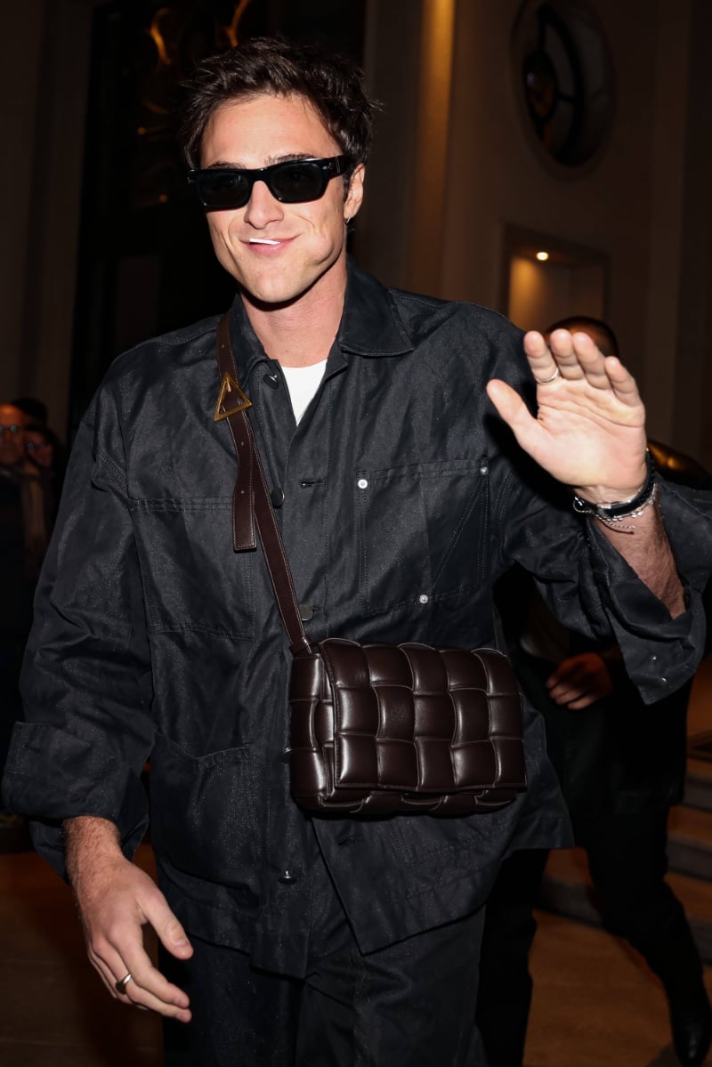 Jacob Elordi leaves his hotel during Milan Women's Fashion Week, sporting a black jacket and completing his look with the iconic Bottega Veneta padded cassette bag. » Jacob Elordi: A Style Icon in the Making Jacob Elordi leaves his hotel during Milan Women's Fashion Week, sporting a black jacket and completing his look with the iconic Bottega Veneta padded cassette bag.