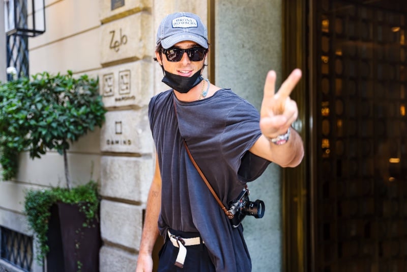 Jacob Elordi captures the laid-back essence of street style during Milan Men's Fashion Week Spring/Summer 2024, sporting an oversized tee with a relaxed cap and sunglasses. » Jacob Elordi: A Style Icon in the Making Jacob Elordi captures the laid-back essence of street style during Milan Men's Fashion Week Spring/Summer 2024, sporting an oversized tee with a relaxed cap and sunglasses.