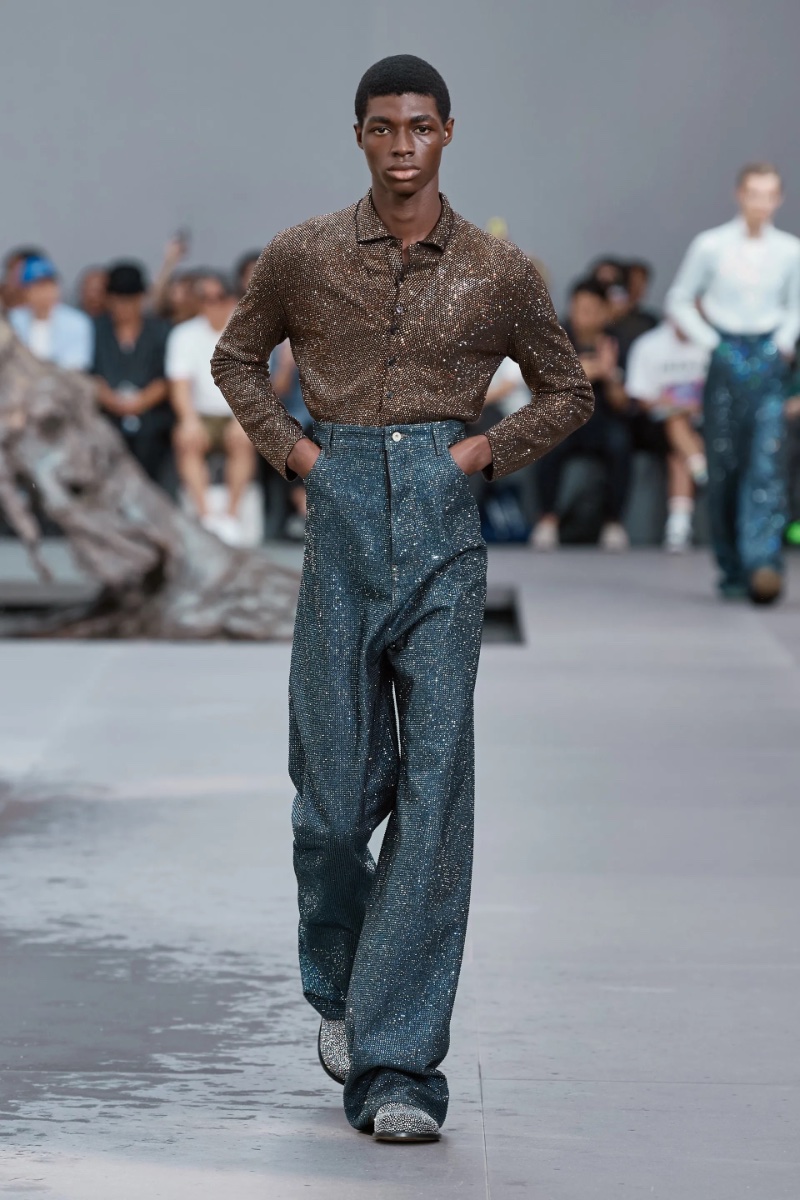 Loewe Spring Summer 2024 Tapered Waist Fashion Trend Men » Men's Spring 2024 Fashion Trends: From Minimal to Soft Style Loewe Spring Summer 2024 Tapered Waist Fashion Trend Men