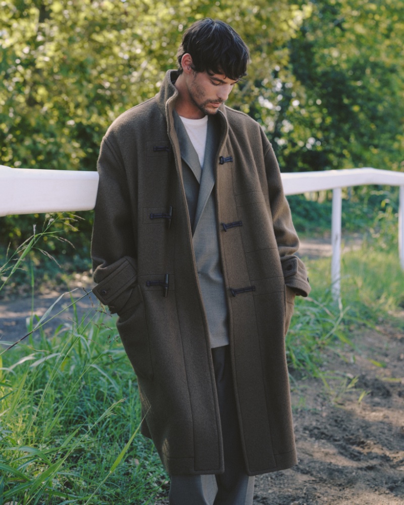 A sleek and cozy vision, Jorge Roman wears a fall-winter 2023 LEMAIRE ensemble. » From Loro Piana to Gucci: Mytheresa's Winter Style Proposals A sleek and cozy vision, Jorge Roman wears a fall-winter 2023 LEMAIRE ensemble.