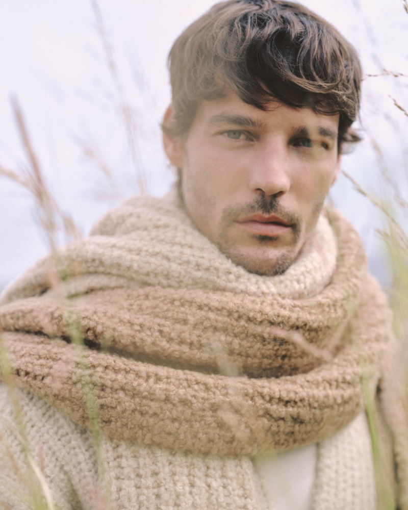 Jorge Roman wears an oversized Loro Piana scarf. » From Loro Piana to Gucci: Mytheresa's Winter Style Proposals Jorge Roman wears an oversized Loro Piana scarf.