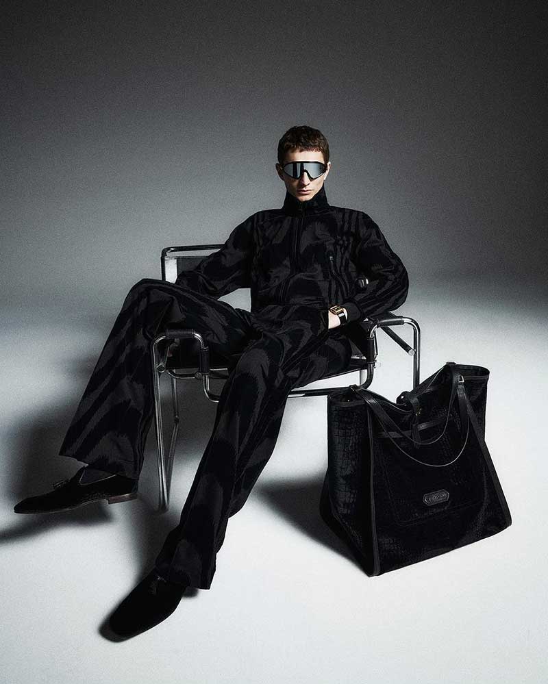 Laid-back luxury defines this look, featuring a relaxed, patterned Tom Ford ensemble complemented by a large tote.