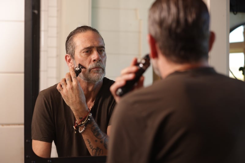 Jeffrey Dean Morgan uses the Wahl Pro Series High Visibility trimmer.