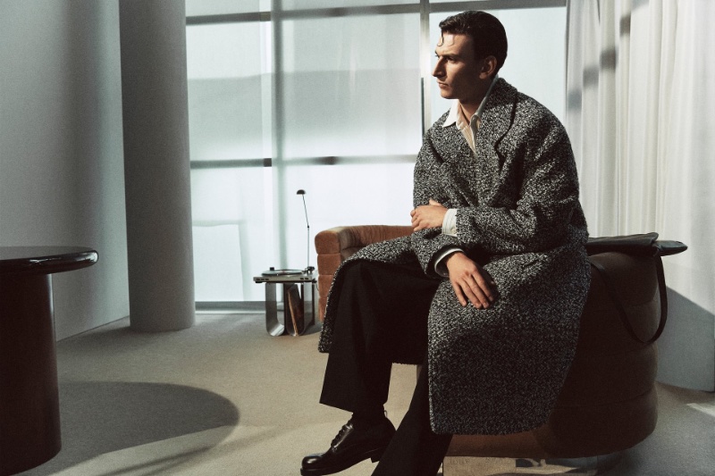Against the soft light, Thibaud Charon is the picture of modernity in a herringbone coat from the Zara Edition fall-winter 2023 Fundamentals collection. » Zara Edition's Fashion Fundamentals: A Tailored Winter Against the soft light, Thibaud Charon is the picture of modernity in a herringbone coat from the Zara Edition fall-winter 2023 Fundamentals collection.