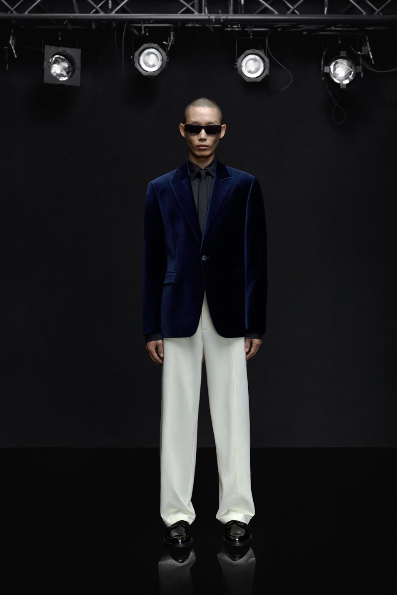 Xu Meen models a blue velvet jacket with ivory trousers. 