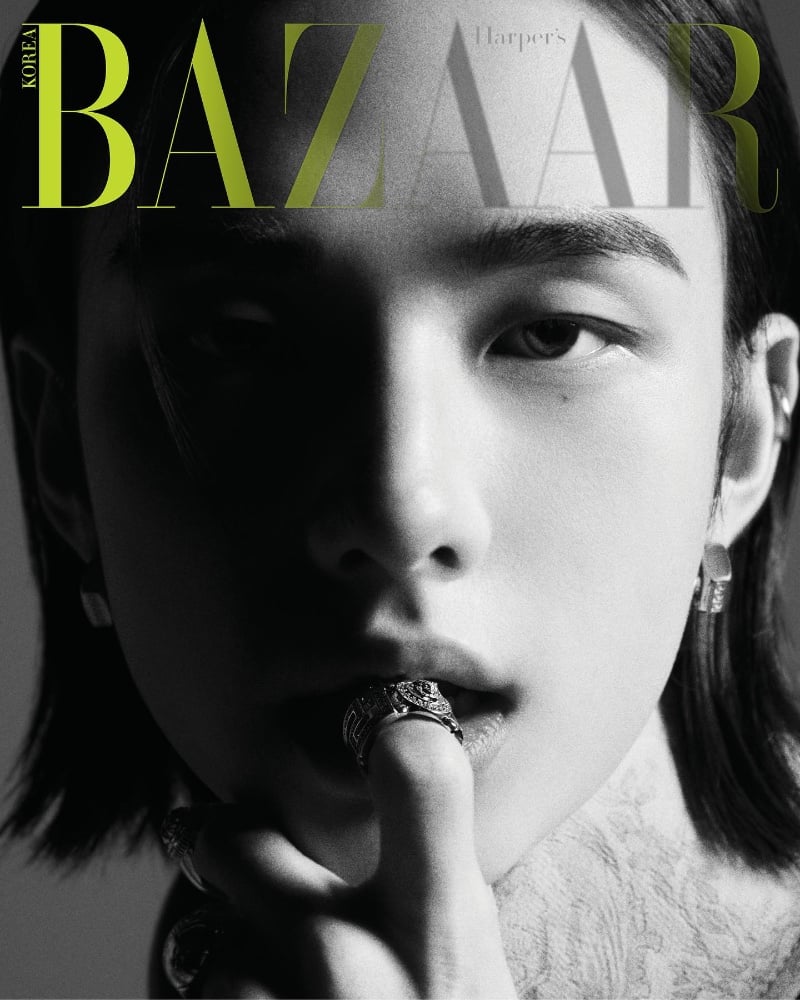 Appearing in a black-and-white cover image, Hyunjin wears Versace for Harper's Bazaar Korea.