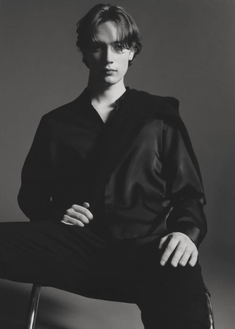 Freek Iven models a sleek all-black Mango outfit. 