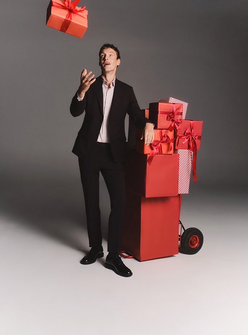 Roberto Sipos suits up for Reserved's holiday 2023 campaign.