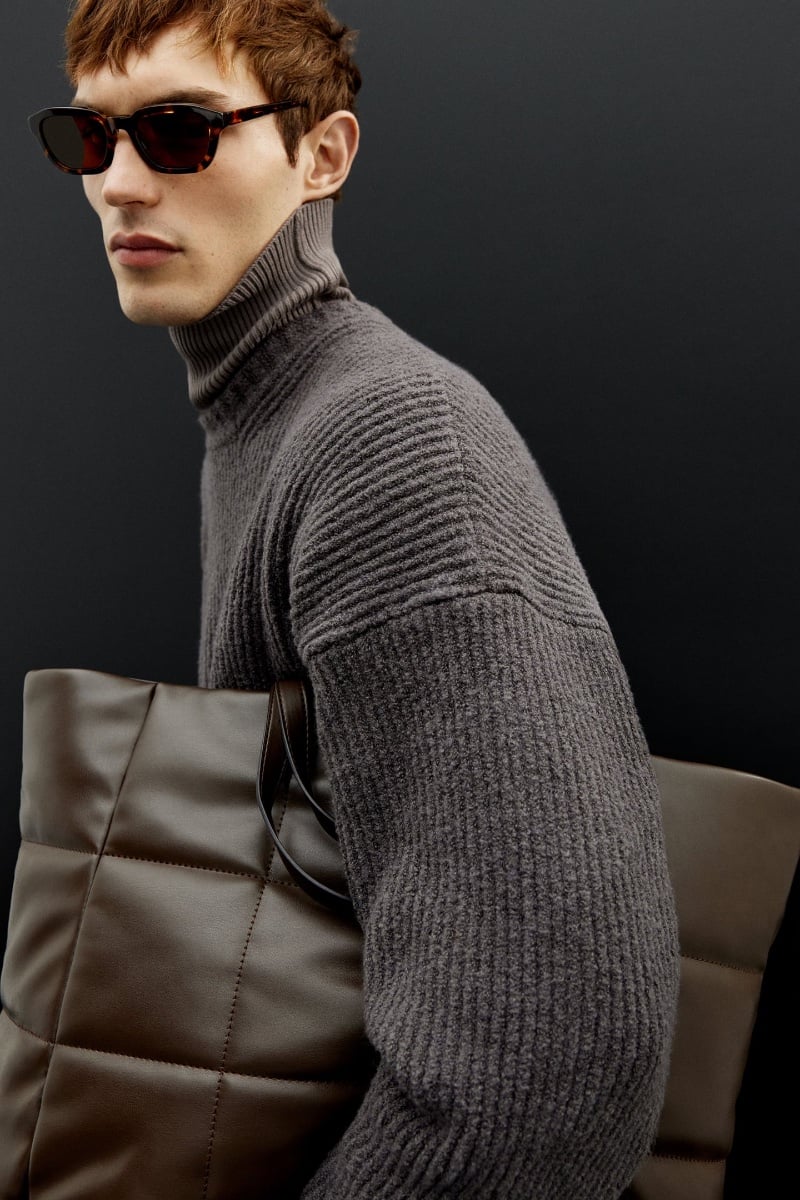 British model Kit Butler in a ribbed turtleneck from Zara's winter 2023 collection, accessorized with tortoiseshell sunglasses and a taupe leather bag.