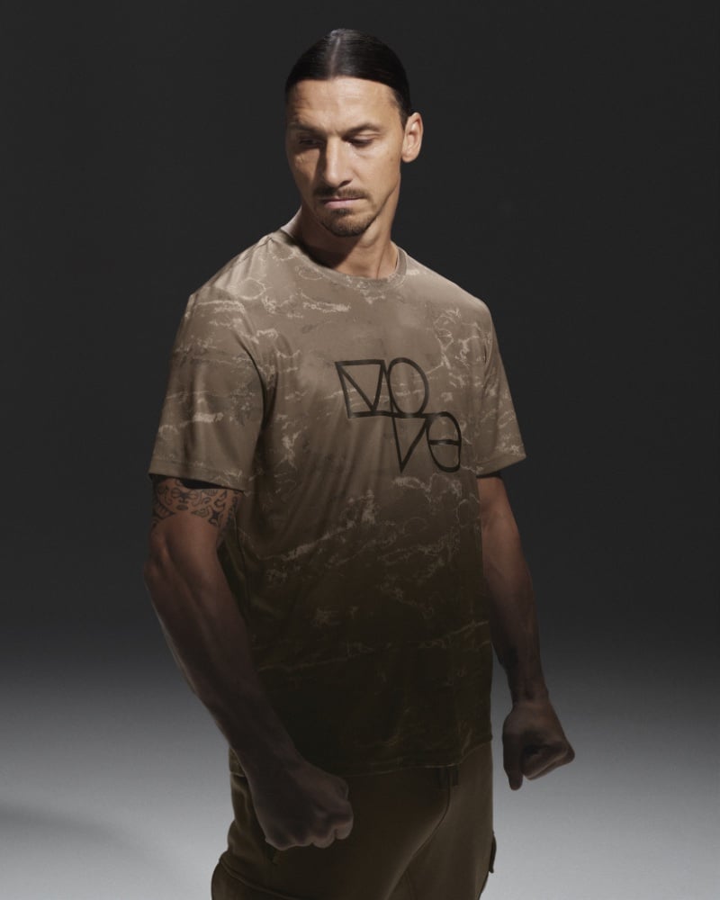 Zlatan Ibrahimović sports a patterned brown H&M Move t-shirt.