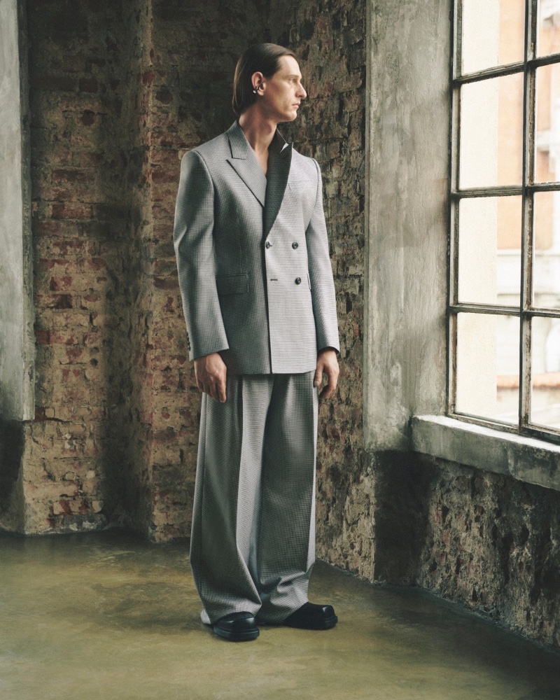 An elegant vision, Rogier Bosschaart dons a grey double-breasted Alexander McQueen suit.