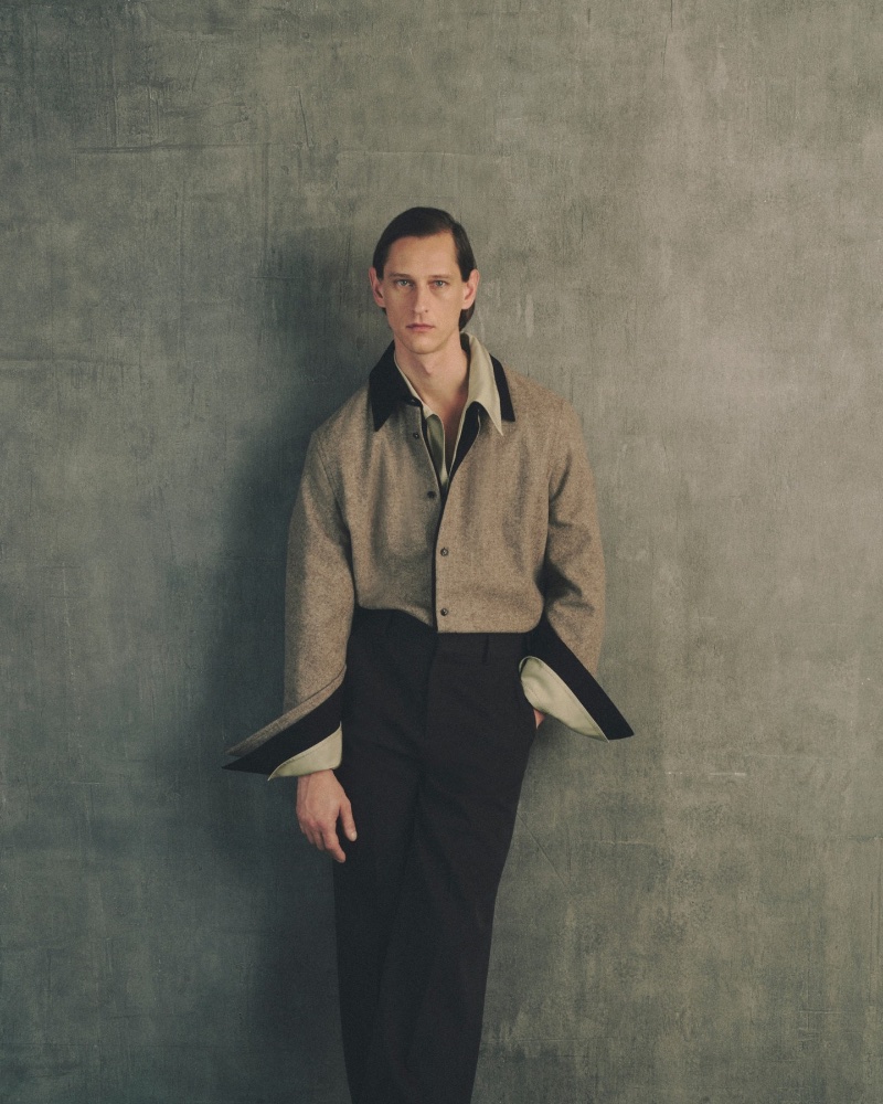 In front and center, Rogier Bosschaart sports a fashion-forward ensemble by Bottega Veneta. 