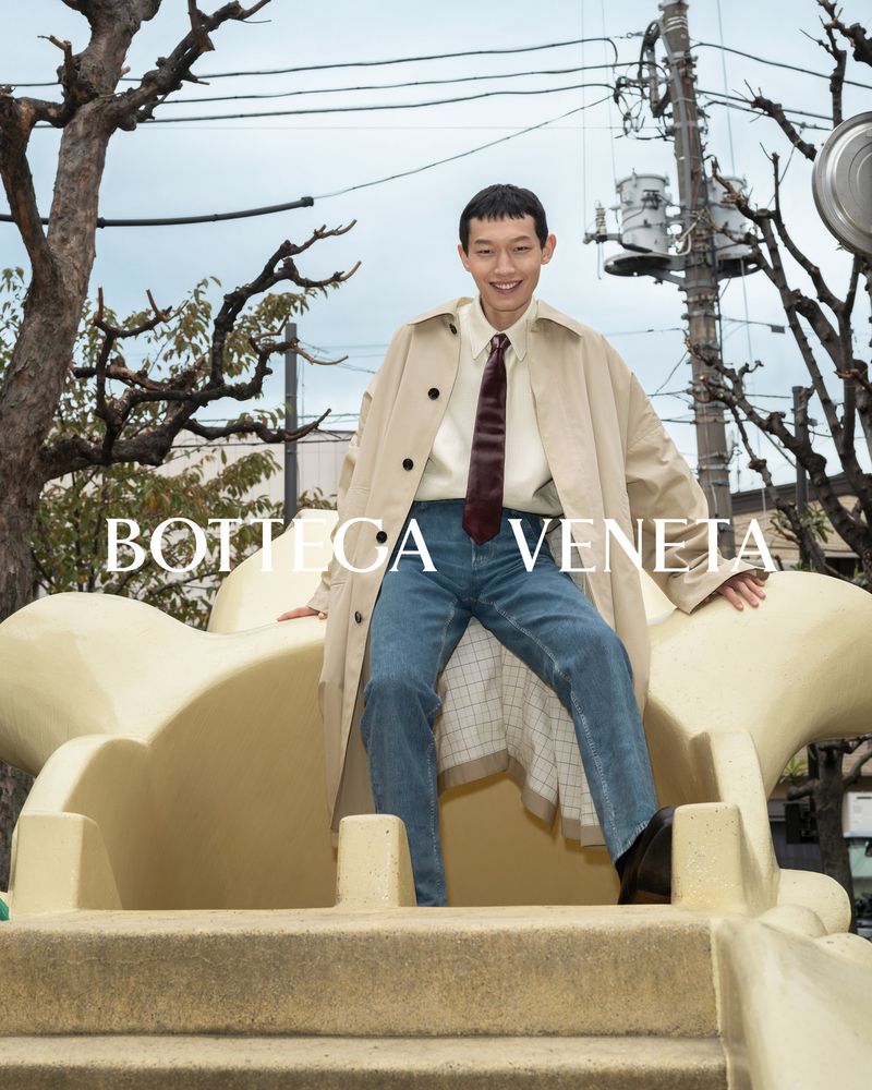 Li Cheng Yuan greets the season with a smile for Bottega Veneta's spring-summer 2024 campaign.