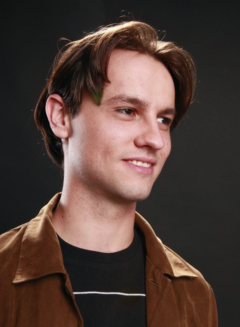 classic middle part men » Middle Part Haircuts for Men: The Iconic Hairstyle Updated classic middle part men
