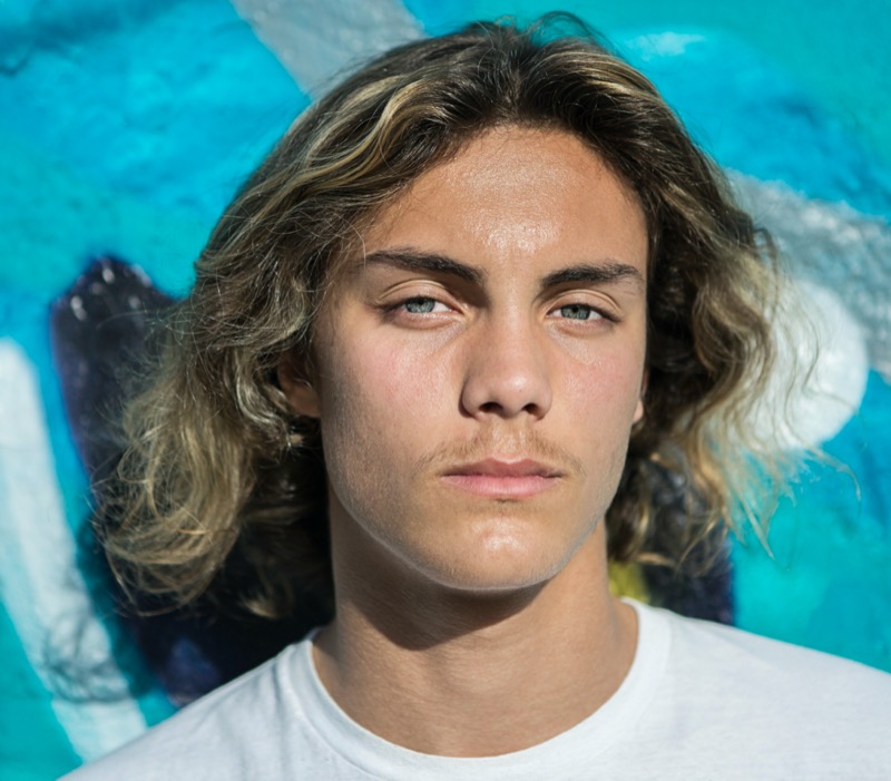 fluffy middle part men » Middle Part Haircuts for Men: The Iconic Hairstyle Updated fluffy middle part men