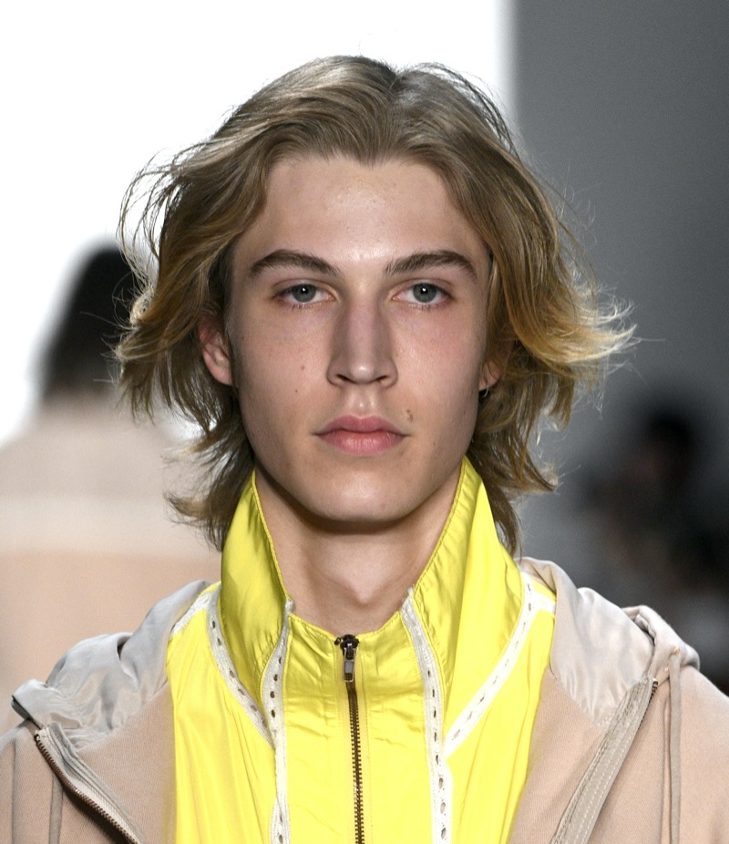 layered middle part men » Middle Part Haircuts for Men: The Iconic Hairstyle Updated layered middle part men