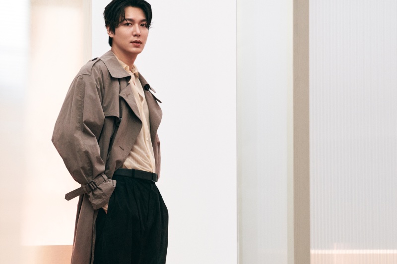 Lee Minho sports a layered look, crowned by a classic trench coat for the BOSS spring-summer 2024 ad.