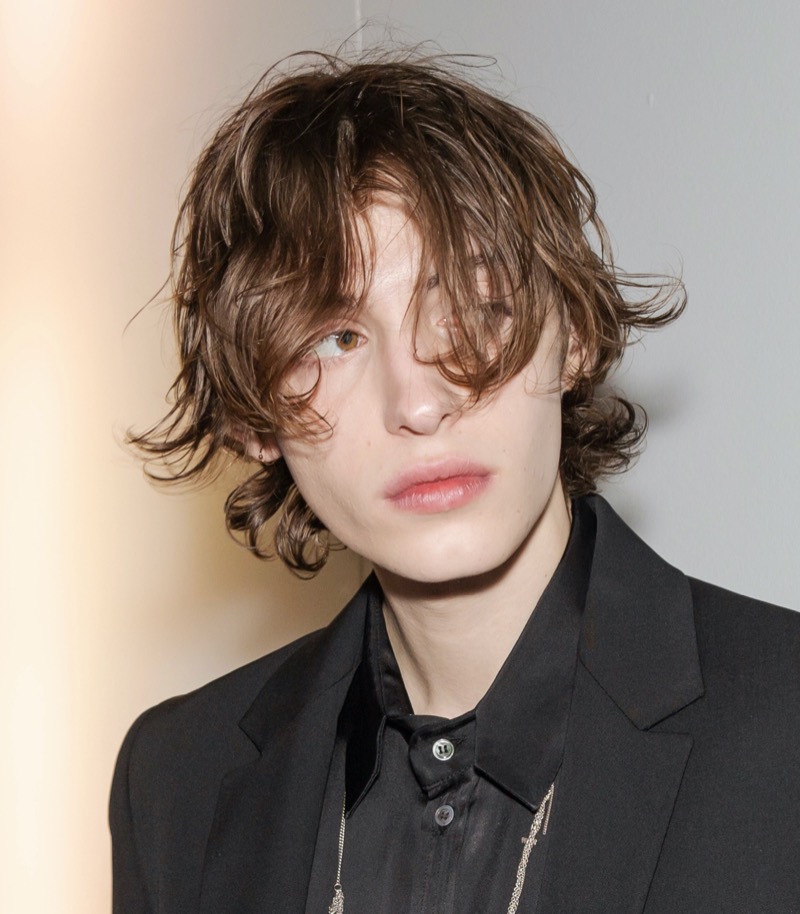 messy middle part haircut » Middle Part Haircuts for Men: The Iconic Hairstyle Updated messy middle part haircut