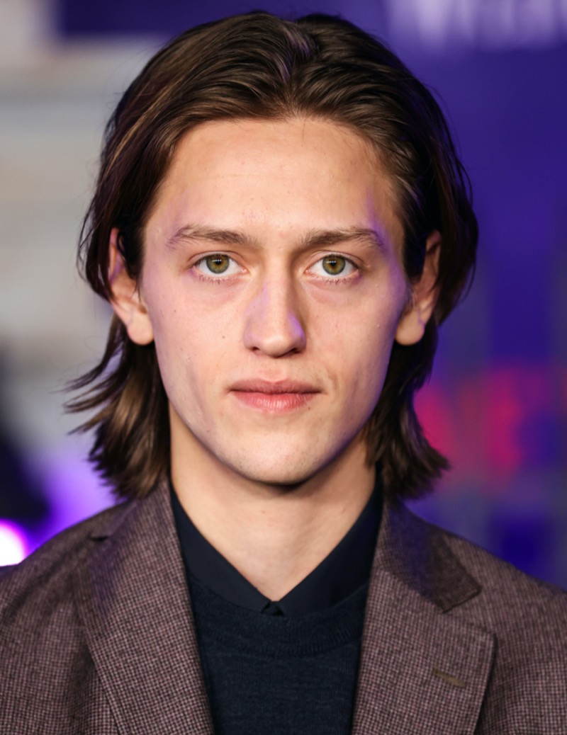 push back middle part men » Middle Part Haircuts for Men: The Iconic Hairstyle Updated push back middle part men