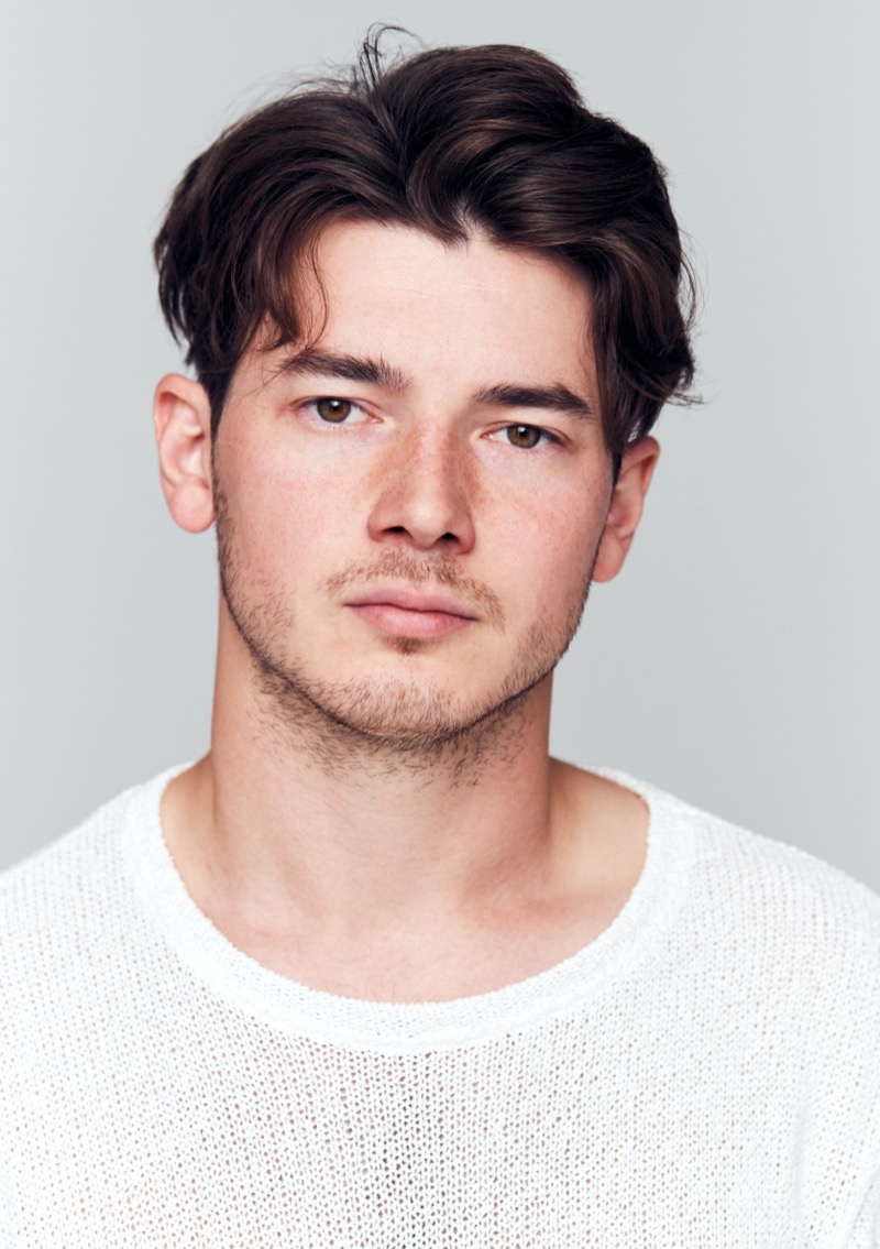 mens short middle part » Middle Part Haircuts for Men: The Iconic Hairstyle Updated mens short middle part