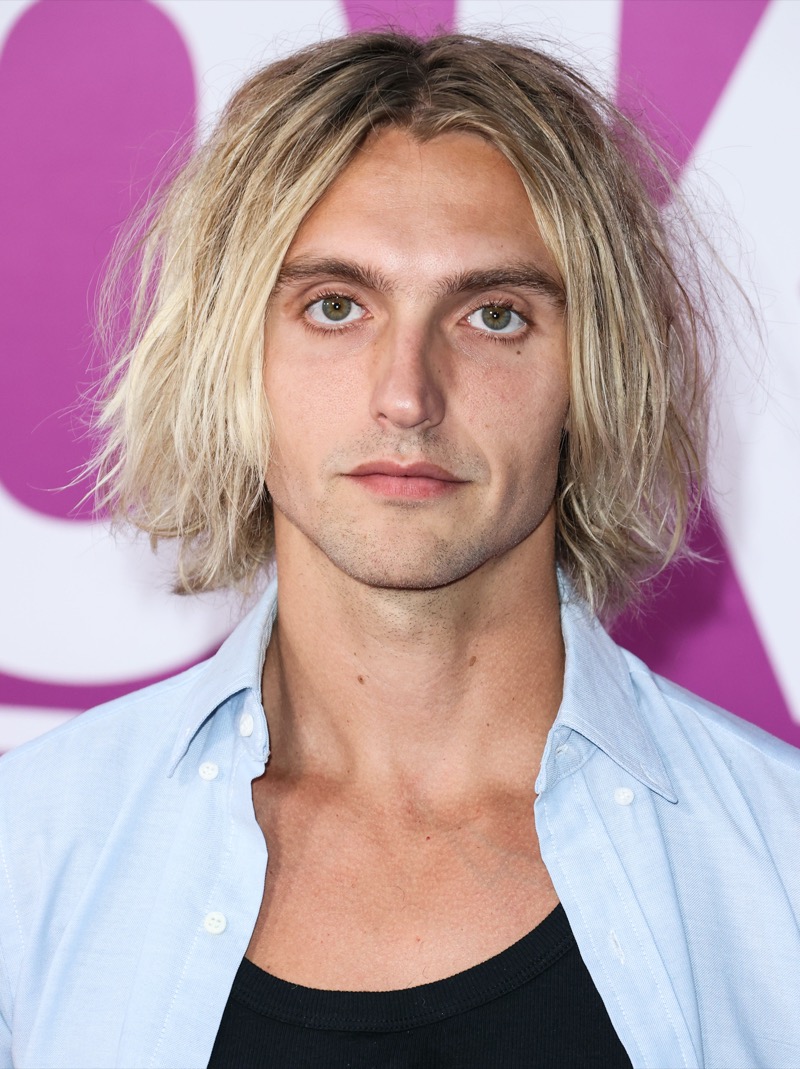 textured middle part men » Middle Part Haircuts for Men: The Iconic Hairstyle Updated textured middle part men
