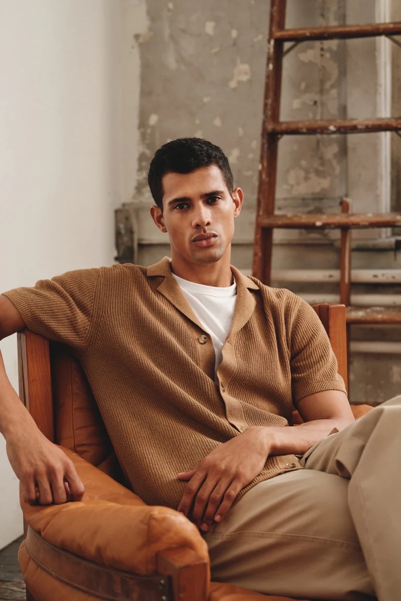 Enjoying a moment of leisure, Jonas Barros showcases Todd Snyder's recycled cotton cabana polo, pique dress tee, and relaxed-fit Favorite Chino. 