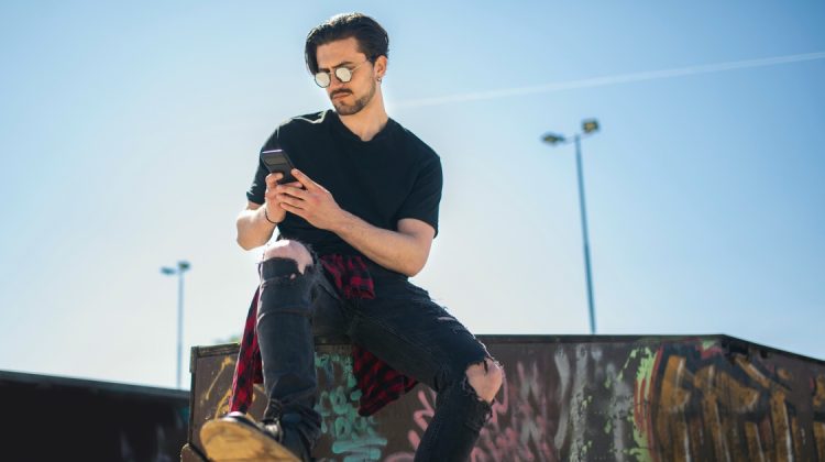 Buying Clothes Online: Navigating Fashion in the Digital Age