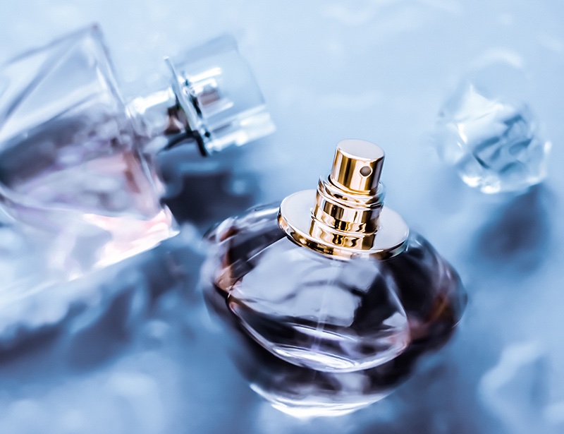 Perfumes have more oils than colognes, yielding richer, longer scents, whereas colognes employ more alcohol over oil for diffusion but brevity through water dilution.