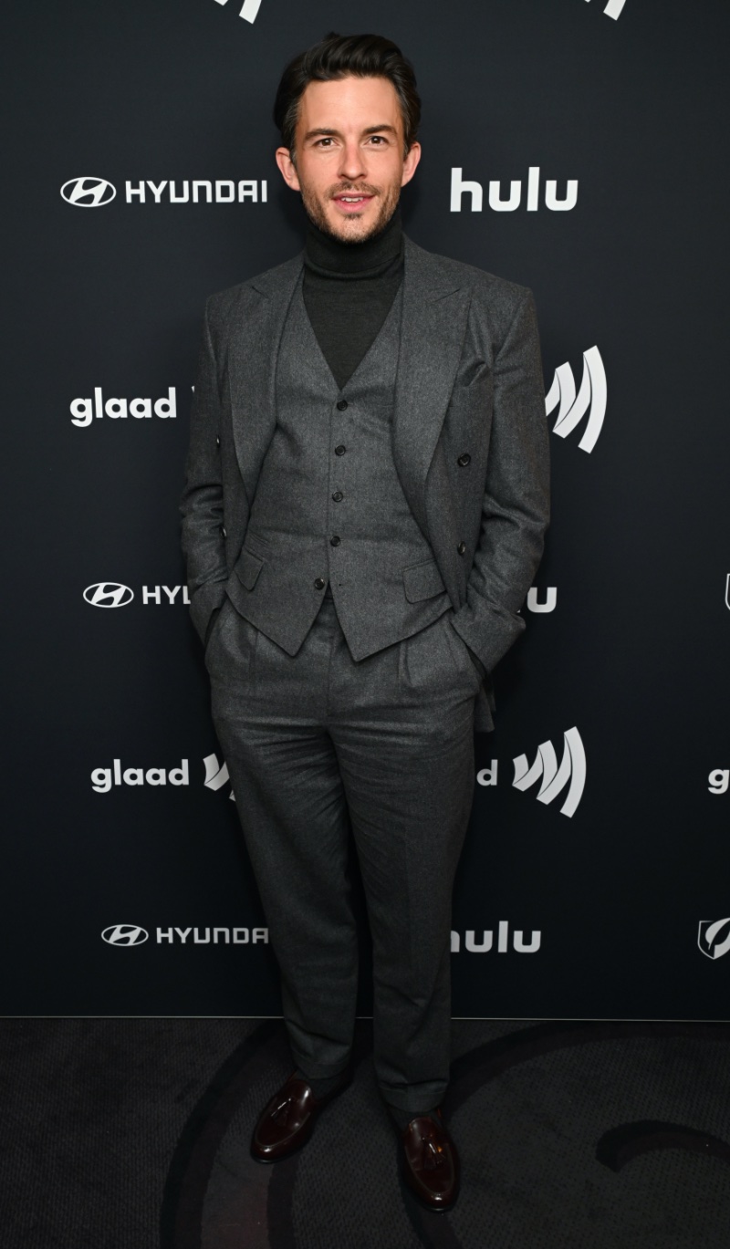 Jonathan Bailey wears a 3-piece Dunhill suit with a turtleneck to the 35th GLAAD Media Awards.