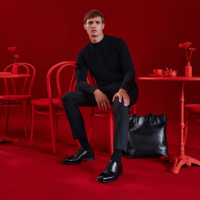 For the LLOYD spring-summer 2024 campaign, Julian Schneyder elegantly pairs a black sweater and trousers with classic leather shoes in a monochrome moment. 
