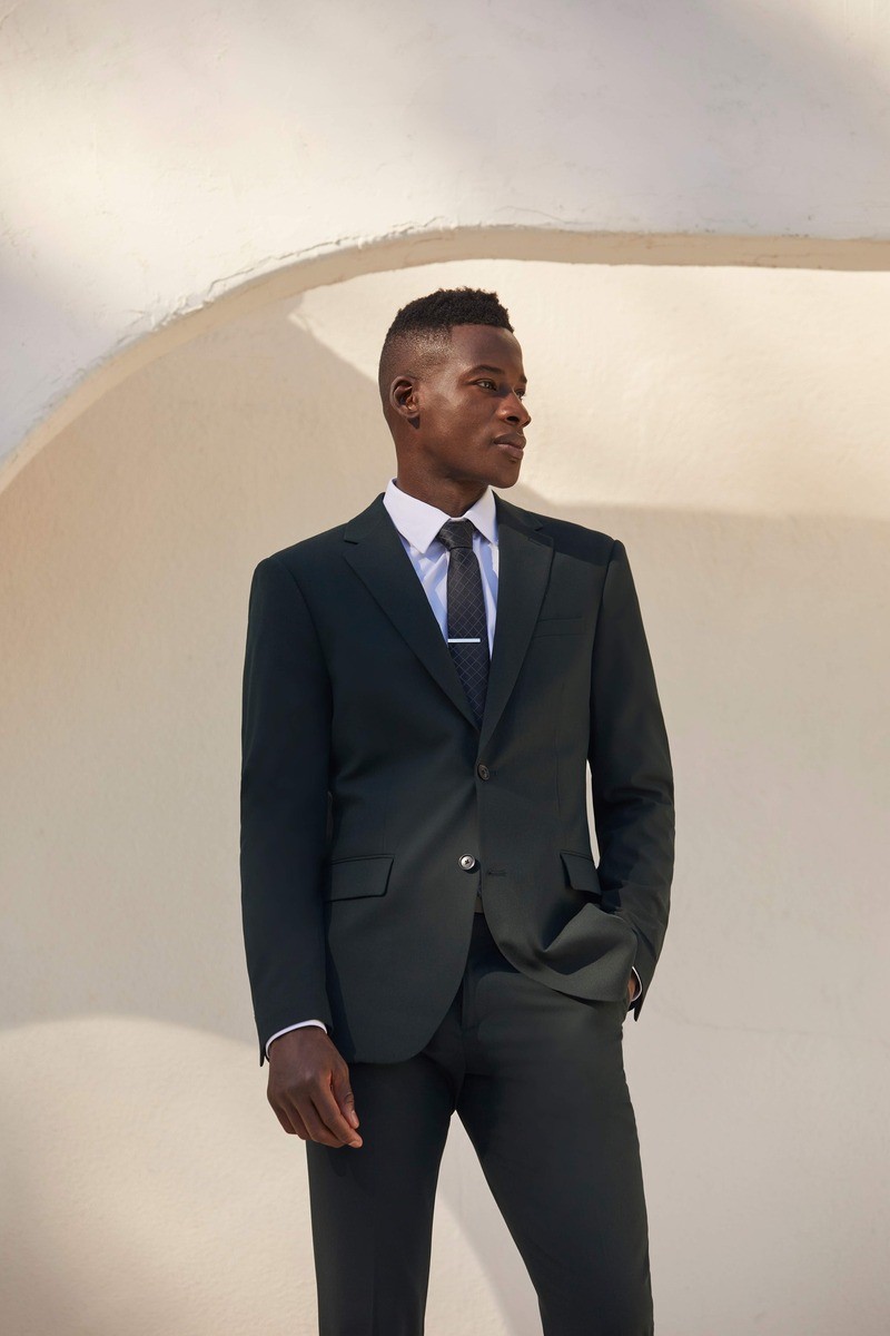 David Agbodji is elegant in a tailored Perry Ellis suit. 