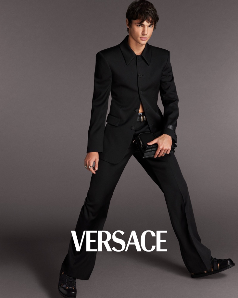 In Versace's spring-summer 2024 campaign, Fernando Lindez captivates in a tailored black suit. 