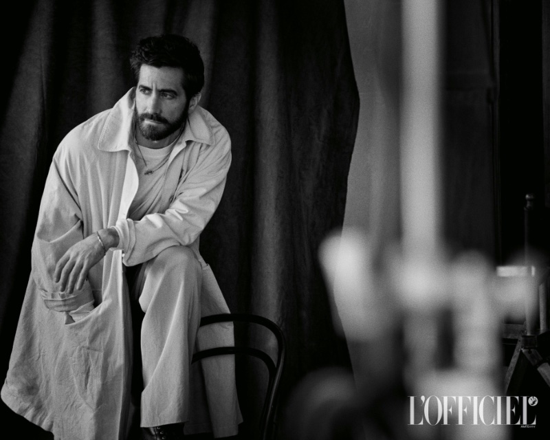 Posing for L'Officiel Hommes Italia, Jake Gyllenhaal wears a duster, t-shirt, and trousers by The Row, completing the look with Scarosso x Nick Wooster boots.