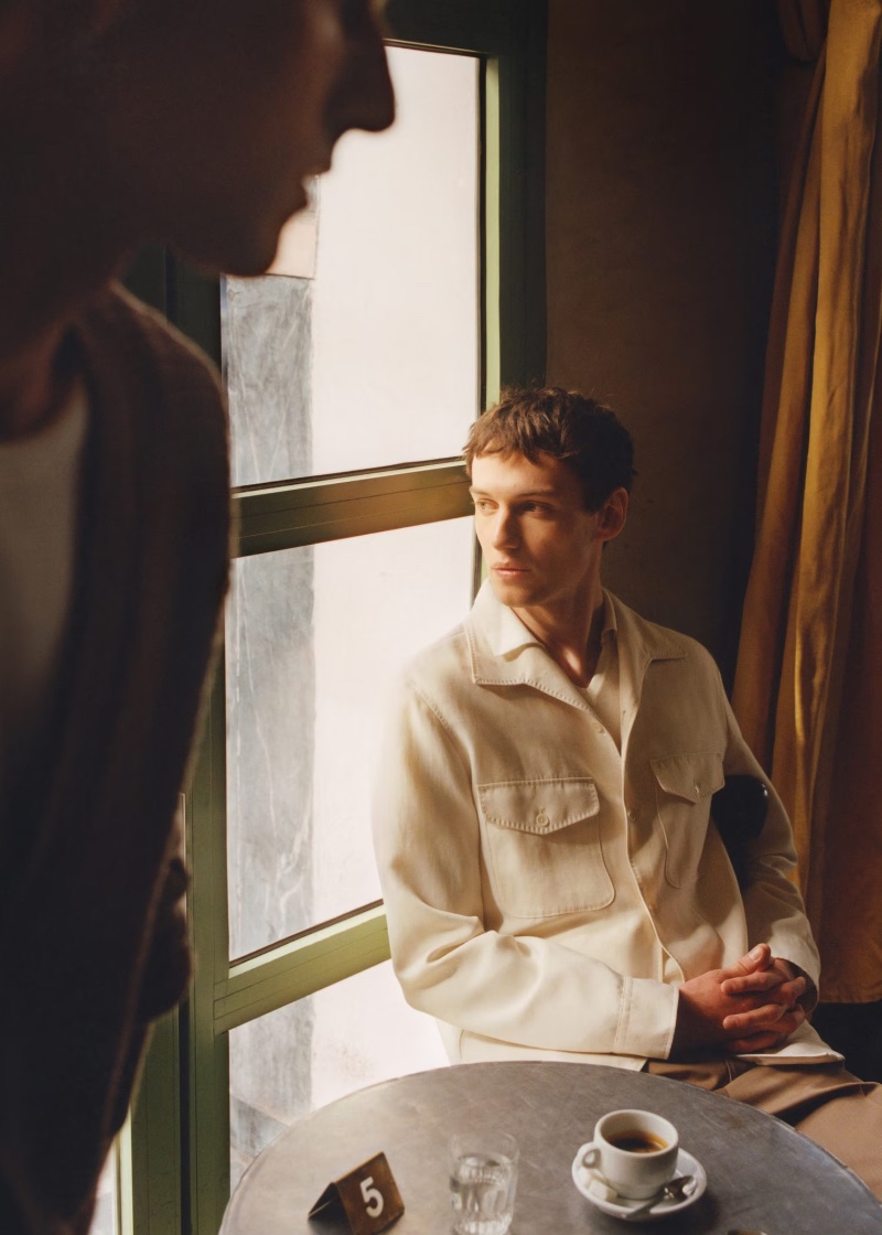 Jakob Zimny sports a linen overshirt from the Mango Designed by Boglioli collection.