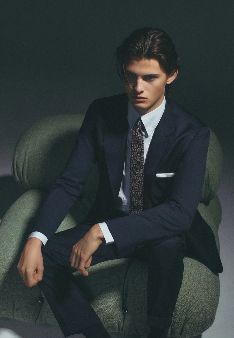 Mark Vanderloo Jr. exudes elegance in a navy suit and patterned tie for Scalpers.
