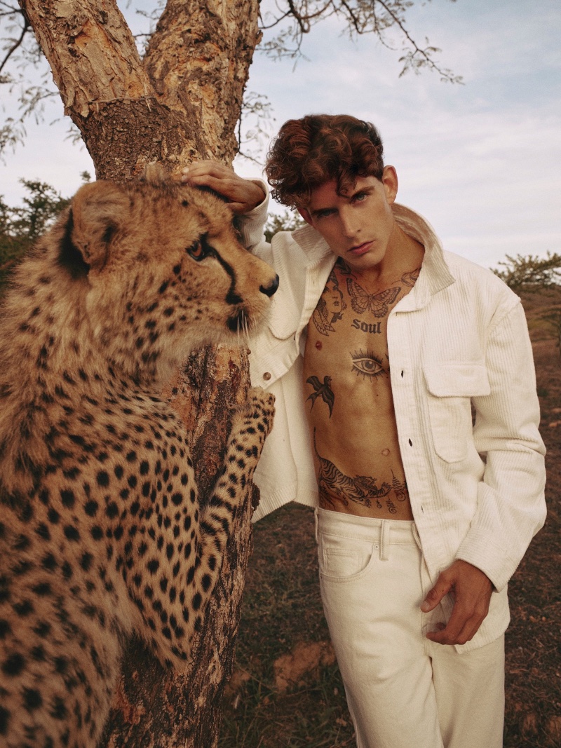 Stijn wears corduroy jacket H&M and white jeans Levi's.