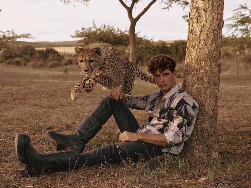 Stijn wears shirt H&M, jeans Mango, and vintage leather boots Dolce & Gabbana.