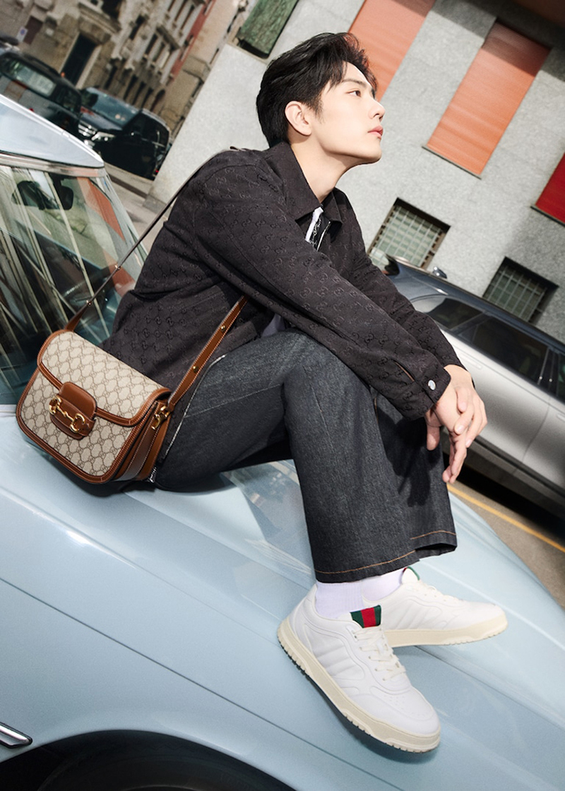 Sitting atop a vintage car, Xiao Zhan appears in the Gucci Horsebit 1955 bag campaign.