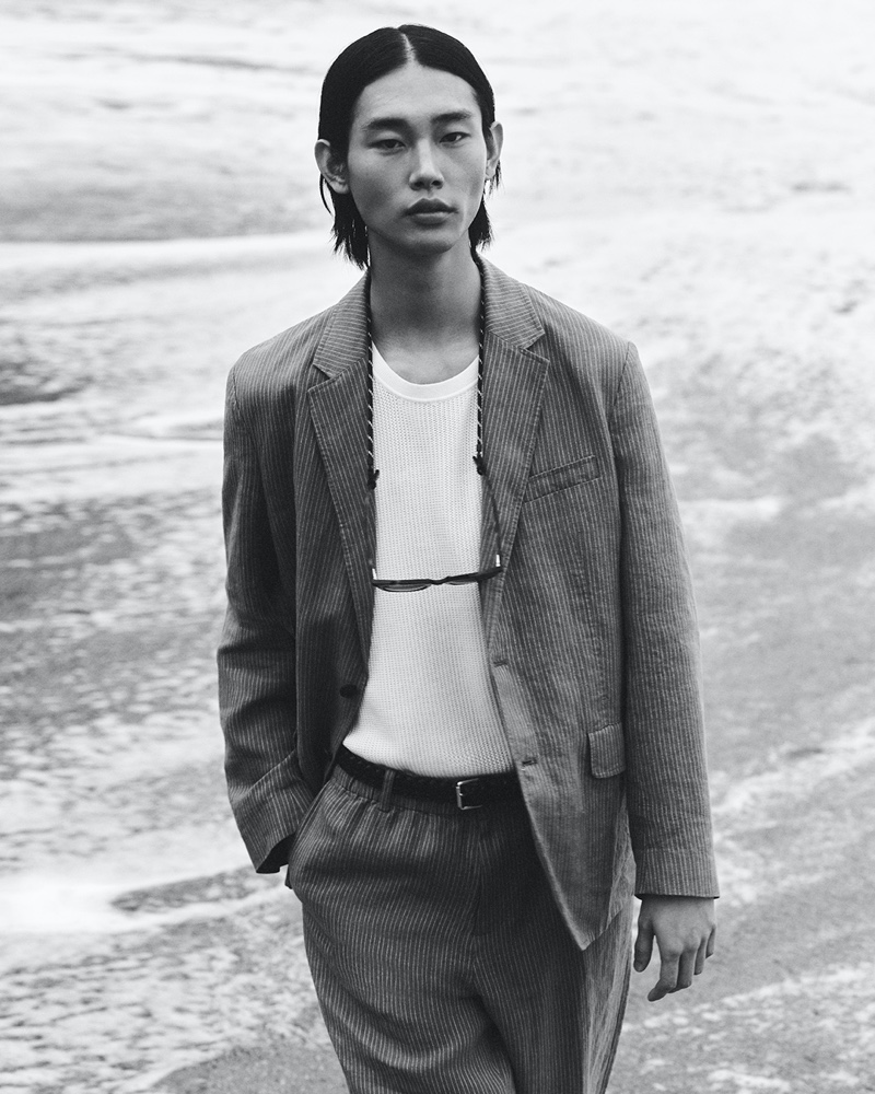 Linen takes the spotlight as Taemin Park wears an unstructured blazer with straight-leg trousers. 