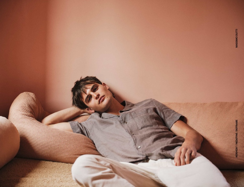 Relaxing, Parker van Noord models a short-sleeve linen shirt by Massimo Dutti. 
