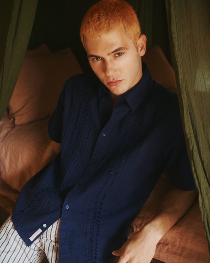 Model Julio Taeño rocks a Scotch & Soda short-sleeve shirt in navy.