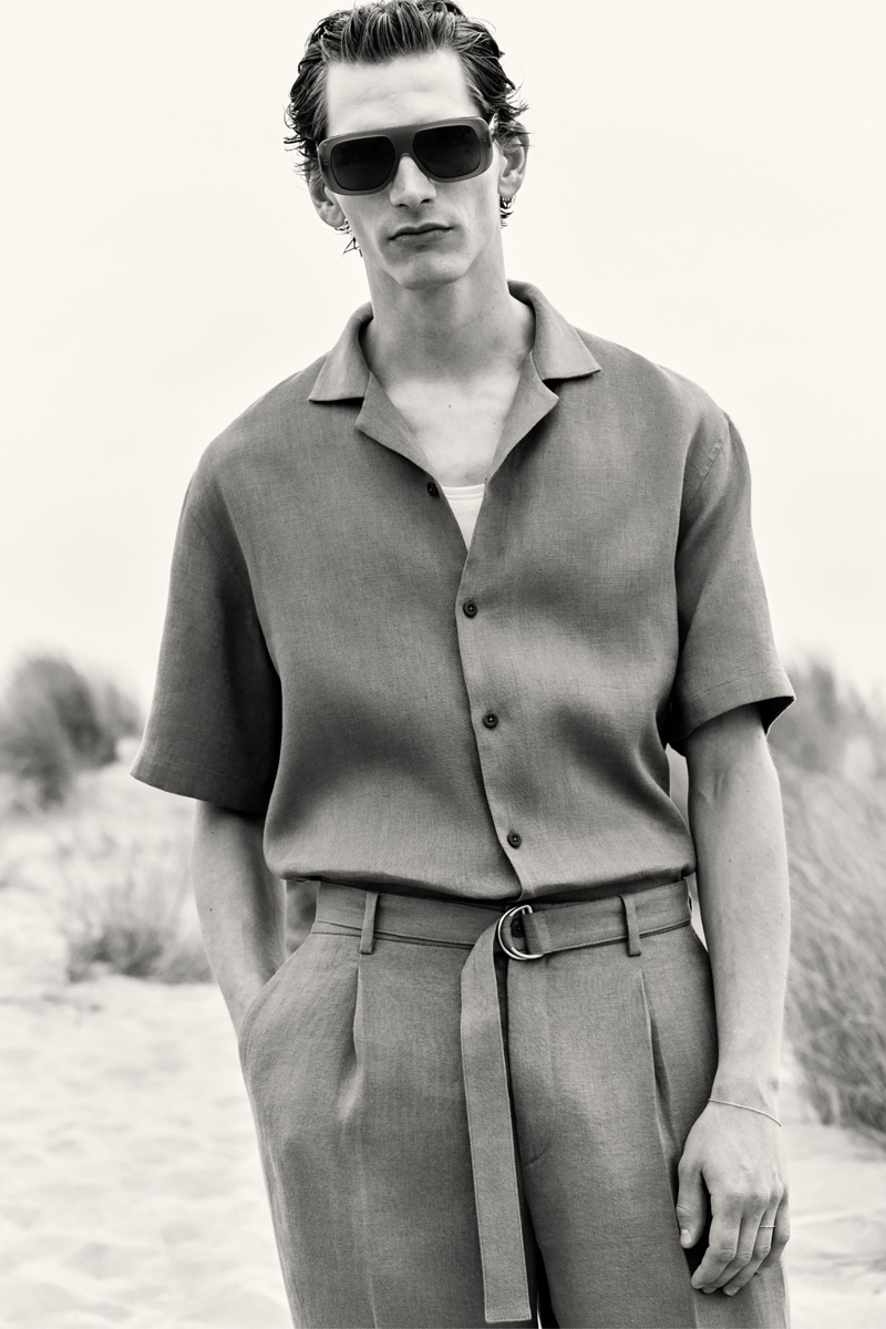 Erik van Gils wears a Zara 100% linen shirt with matching pleated trousers.