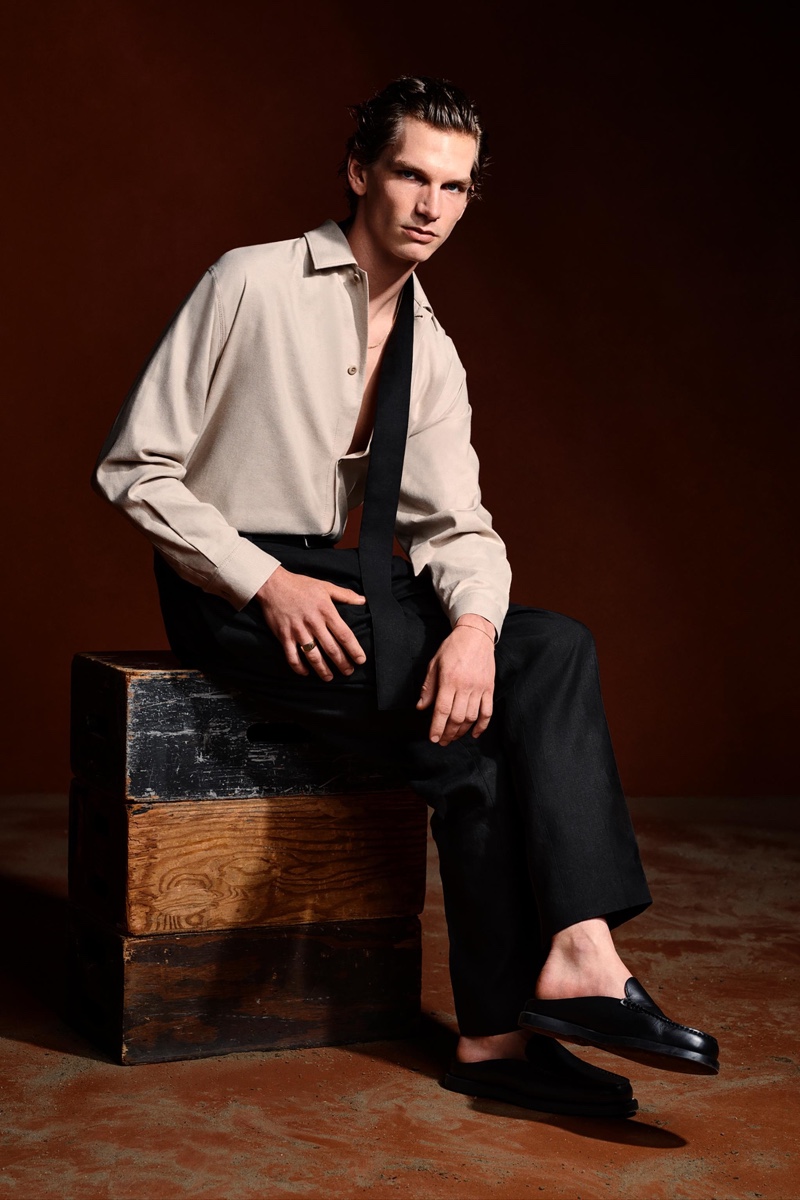 Erik van Gils wears a linen overshirt, pleated trousers, and leather mule loafers from the Zara Edition collection. 