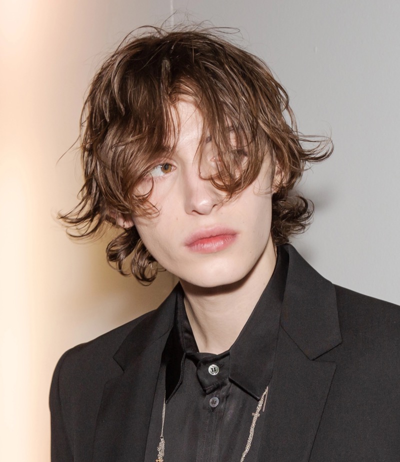 » 22 Wolf Cut Hairstyles for Men: Defining the 2025 Male Trend Middle Part Wolf Cut