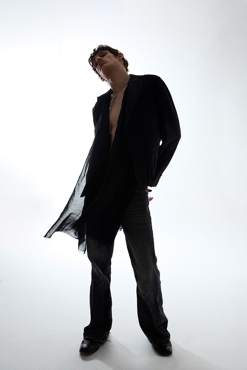 » Exclusive: Konrad Embraces a Study in Black Konrad 005