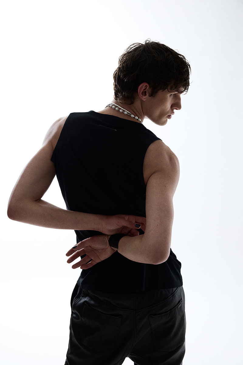 » Exclusive: Konrad Embraces a Study in Black Konrad 015