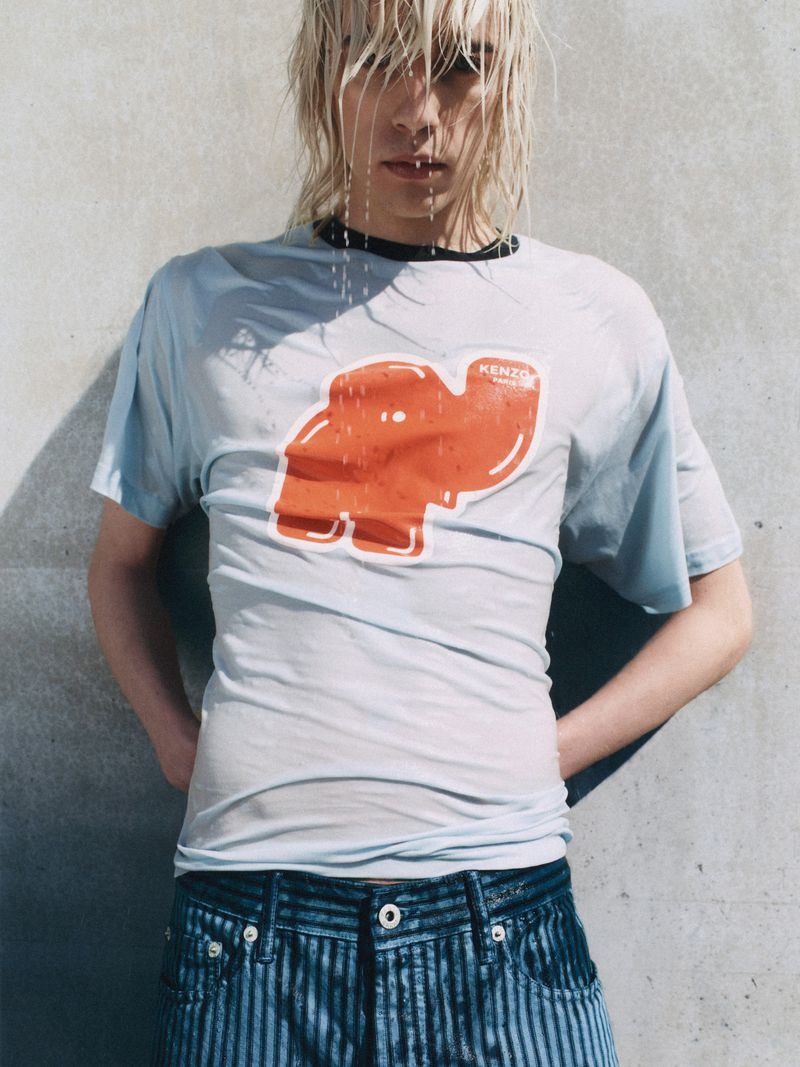 Ilias Loopmans fronts Kenzo's high summer 2025 campaign. » Kenzo Champions Sun-Soaked High Summer Style Ilias Loopmans fronts Kenzo's high summer 2025 campaign.