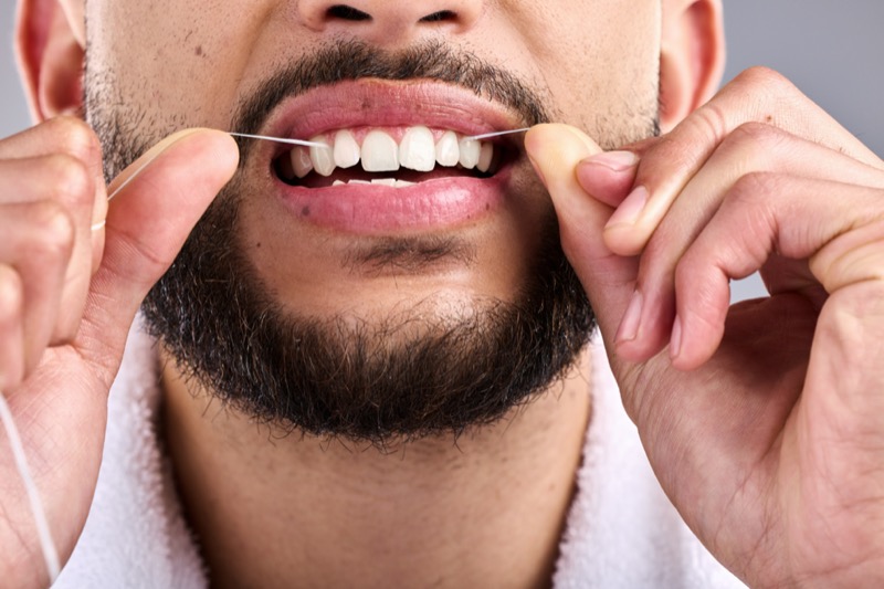 man flossing » Grooming Tips for Men That Actually Make a Difference man flossing