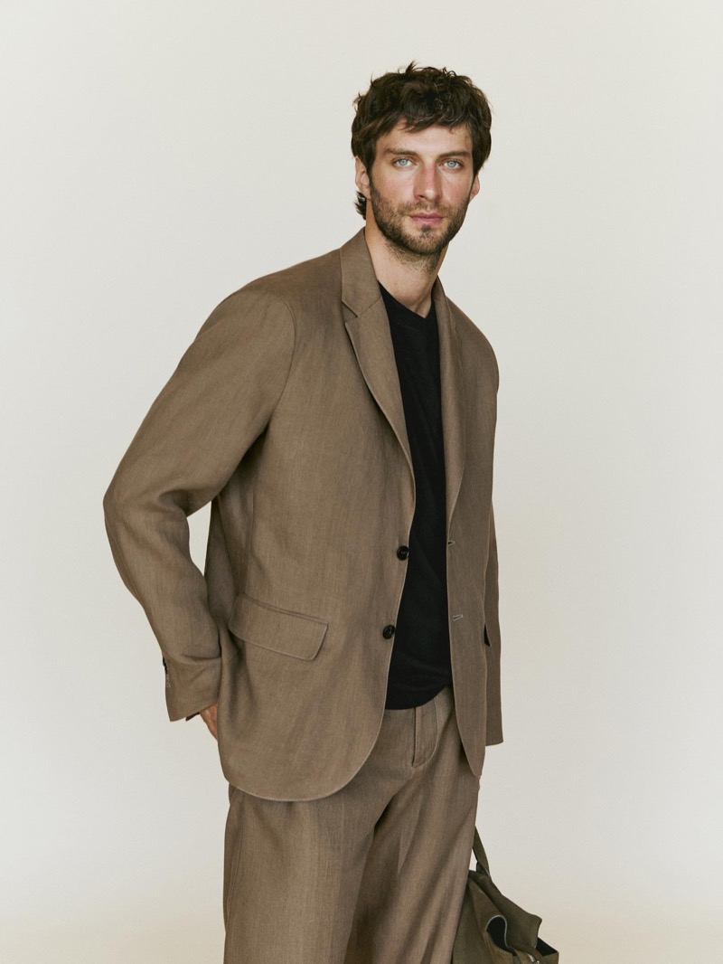 Matthew Bell wears a summer look from Massimo Dutti. » Massimo Dutti’s Summer Looks Embrace Relaxed Tailoring Matthew Bell wears a summer look from Massimo Dutti.